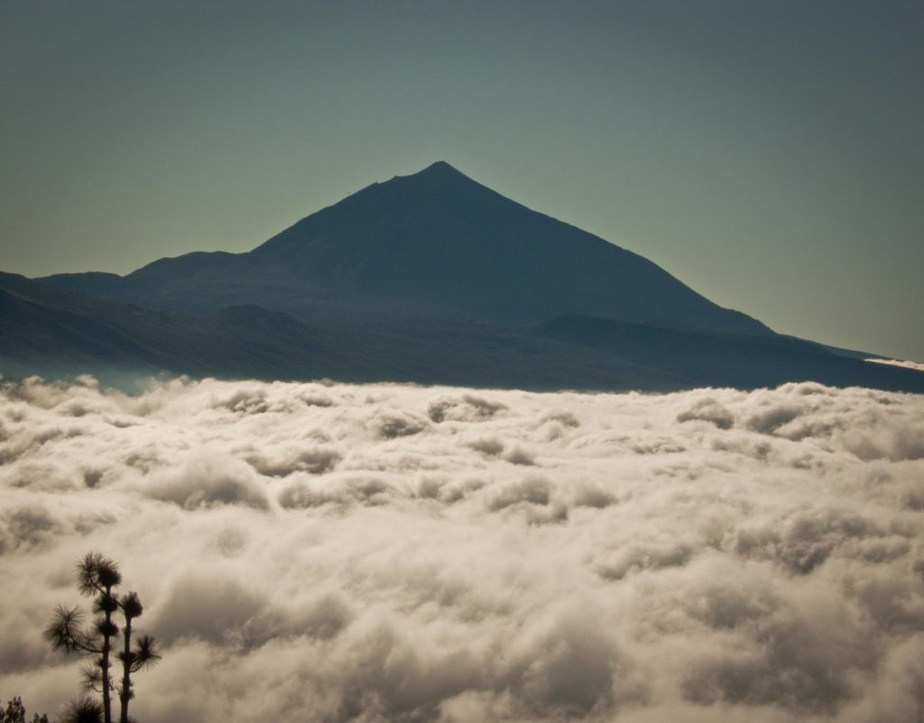 Вулкан Тейде в облаках. Тенерифе, Канарские острова, Испания